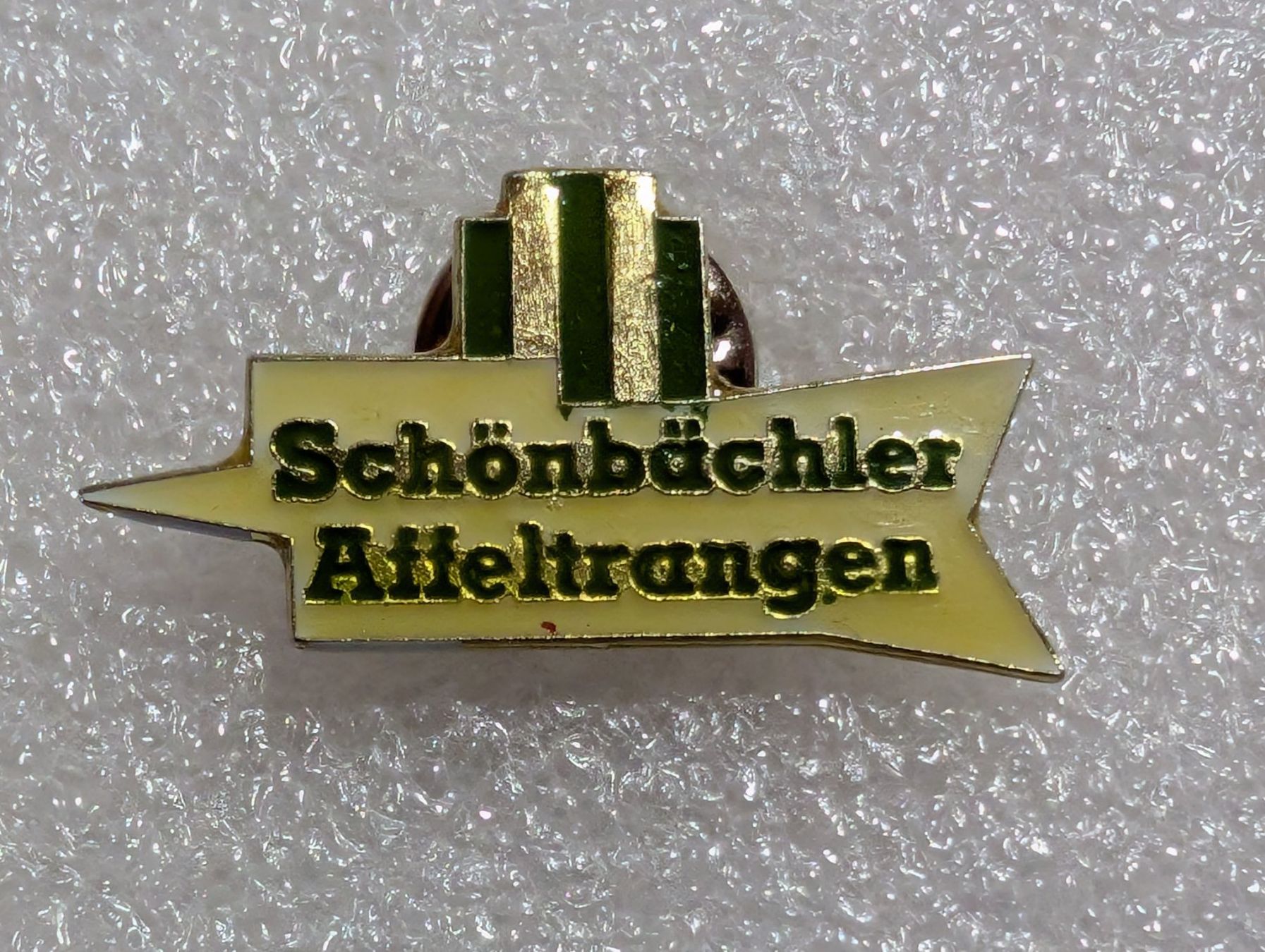 Plaketten & Abzeichen: Ansteckpin 250: Schönbächler – Gebraucht aus Oppligen von Pin-Fall-Shop