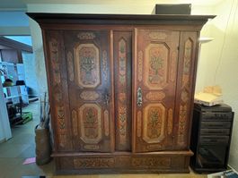 Antiker bemalter Schweizer Bauernschrank um 1900