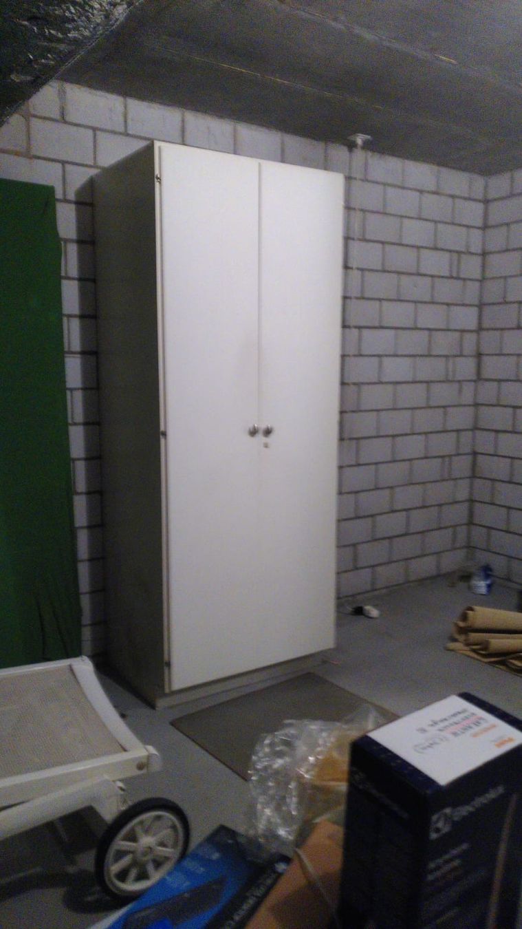 Armadi: Kleiderschrank weiss doppeltuerig – Usato da Frick venduto da Rukki 2