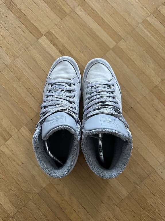 Damenschuhe: Winter Adidas Turnschuhe Wildleder – Gebraucht aus Stans von go__hh9x