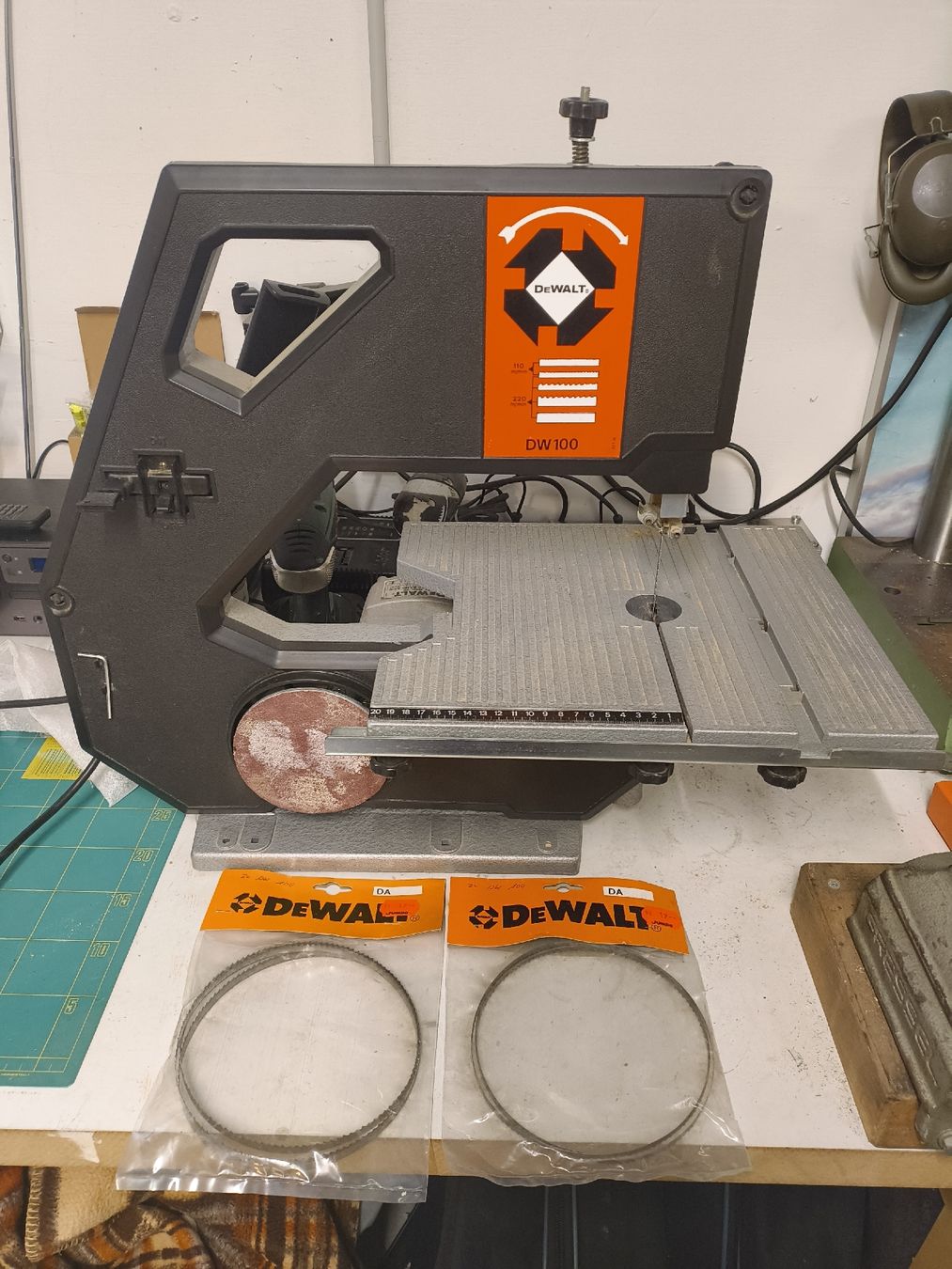 Tutte le macchine: DEWALT DW100 Bandsäge inkl. 2 Sägebänder – Usato da Sattel venduto da Orso33