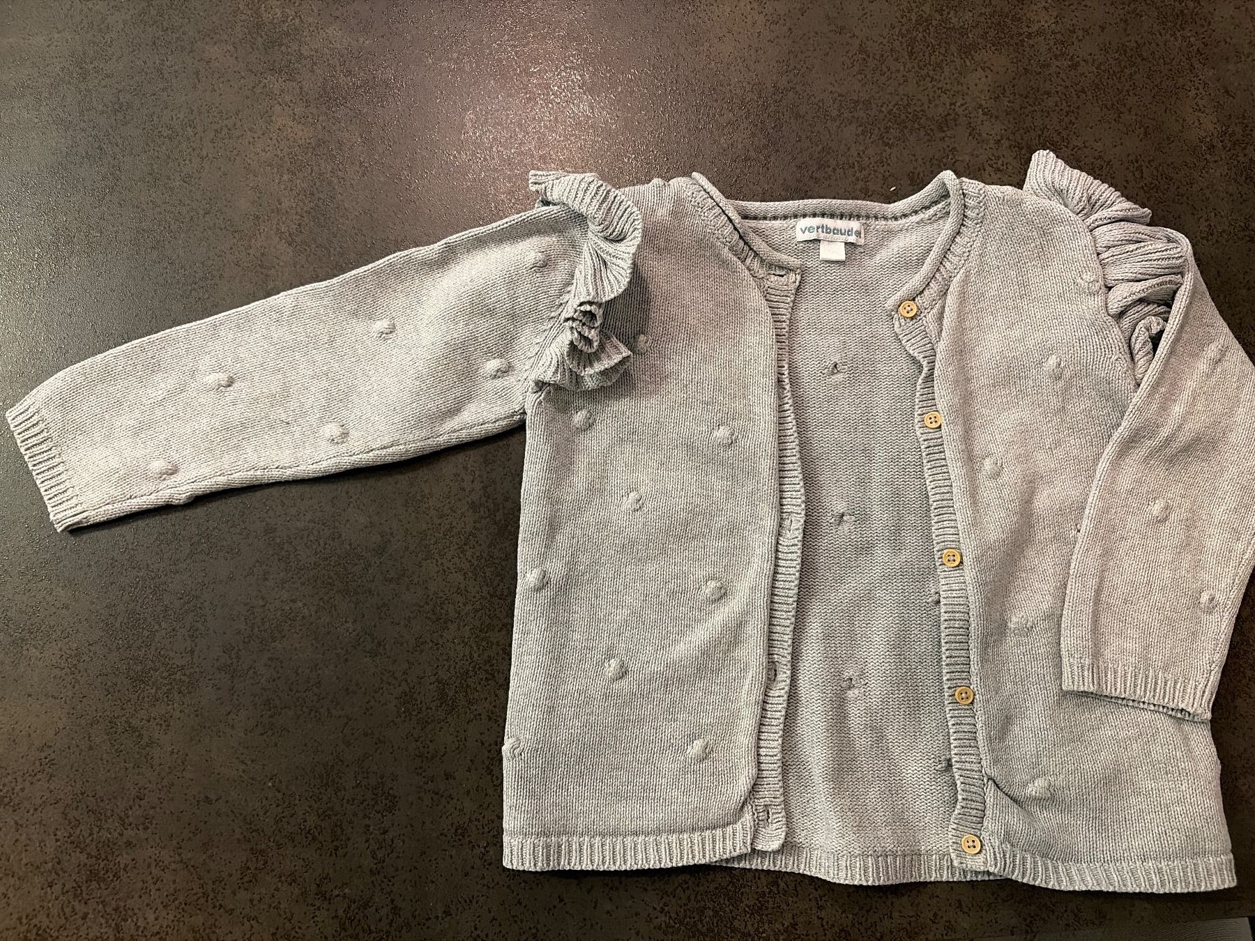 Maglioni & Felpe: Strickjacke Vertbaudet grau mit Rüschen; Gr. 86 – Usato da Brüttisellen venduto da val_r8g6