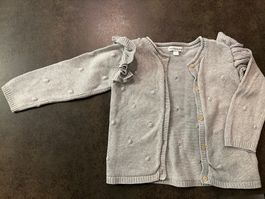 Strickjacke Vertbaudet grau mit Rüschen; Gr. 86