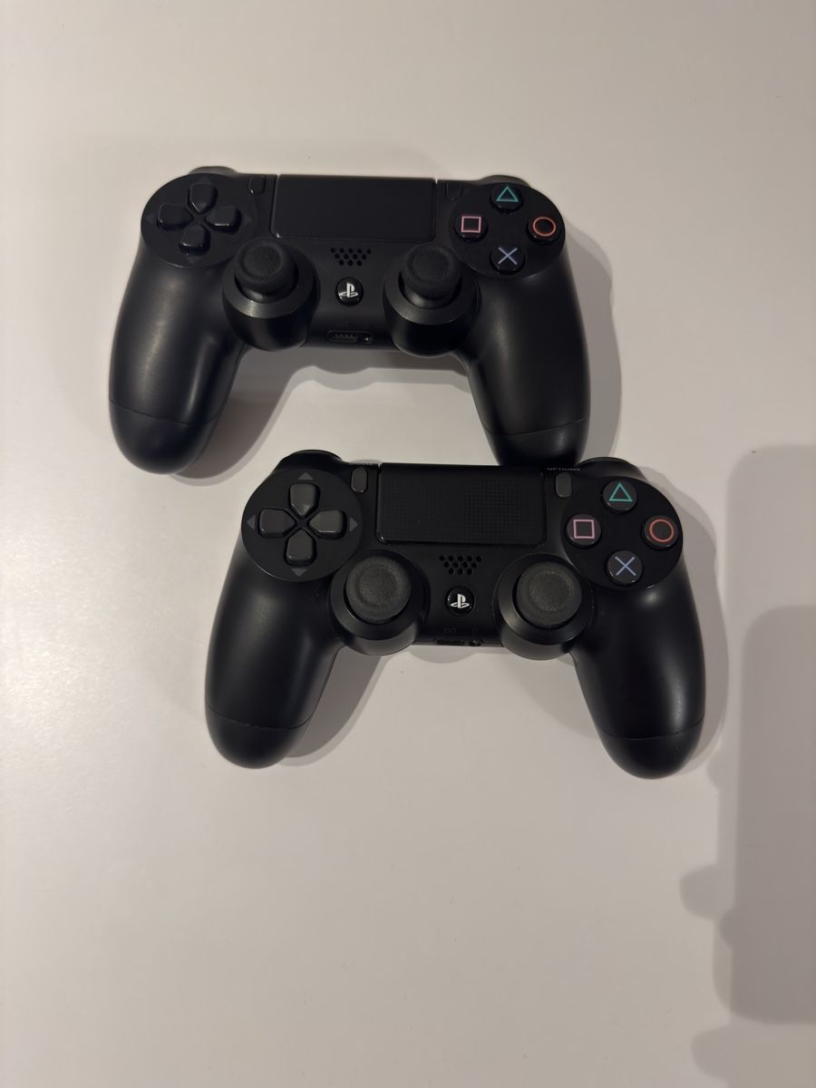 Sony Manettes: 2x Original Sony DualShock 4 V2 Wireless Controller – D'occasion à Emmenbrücke par Ragvi89 1