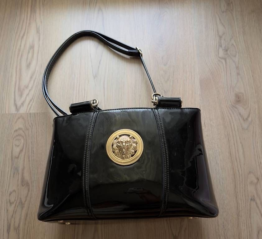 Taschen für Damen: SCHWARZE LACK-HANDTASCHE – Gebraucht aus Amriswil von deli20 1