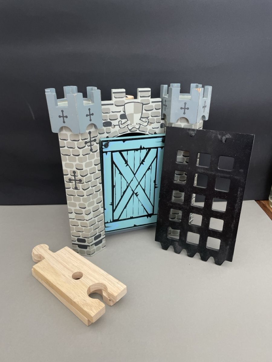 Jouets: Holzritterturm mit Eingang von EDIX Le Toyvan – D'occasion à Aesch BL par ell_8zv7 4