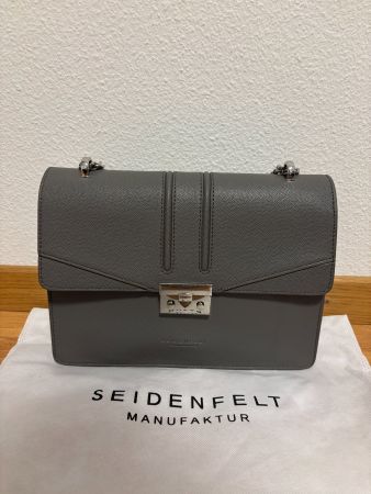 Graue Seidenfelt Tasche