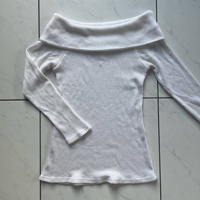 Pullover & Sweatshirts: Off shoulder pullover  – Gebraucht aus Itingen von alexasoldie