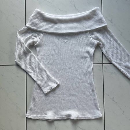 Off shoulder pullover 