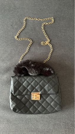 Schwarze Handtasche mit goldenen Details