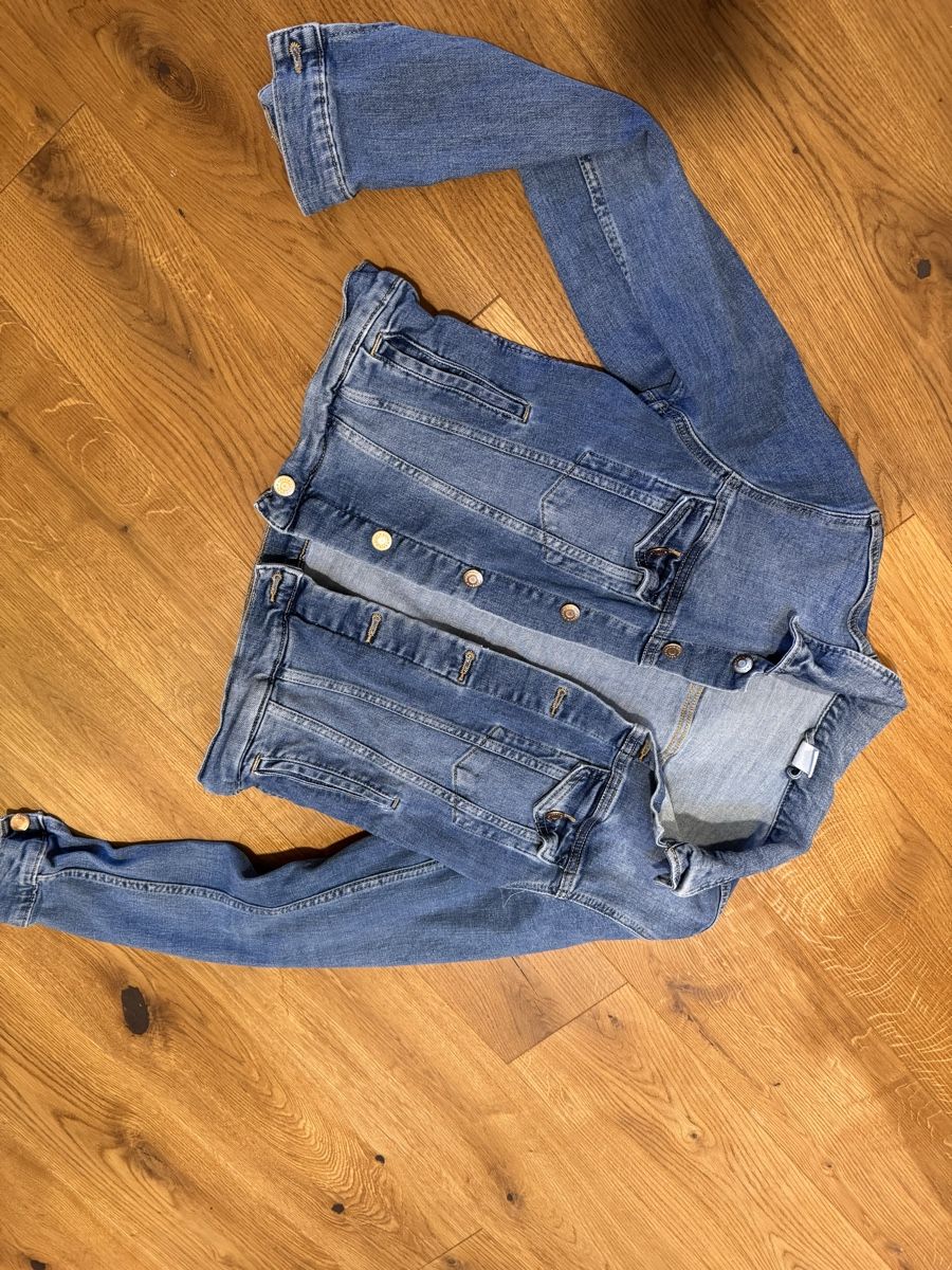 H&M Giacche: H&M Jeans Jacken, Gr. 42 hell & dunkel – Usato da Huttwil venduto da blaengu 1
