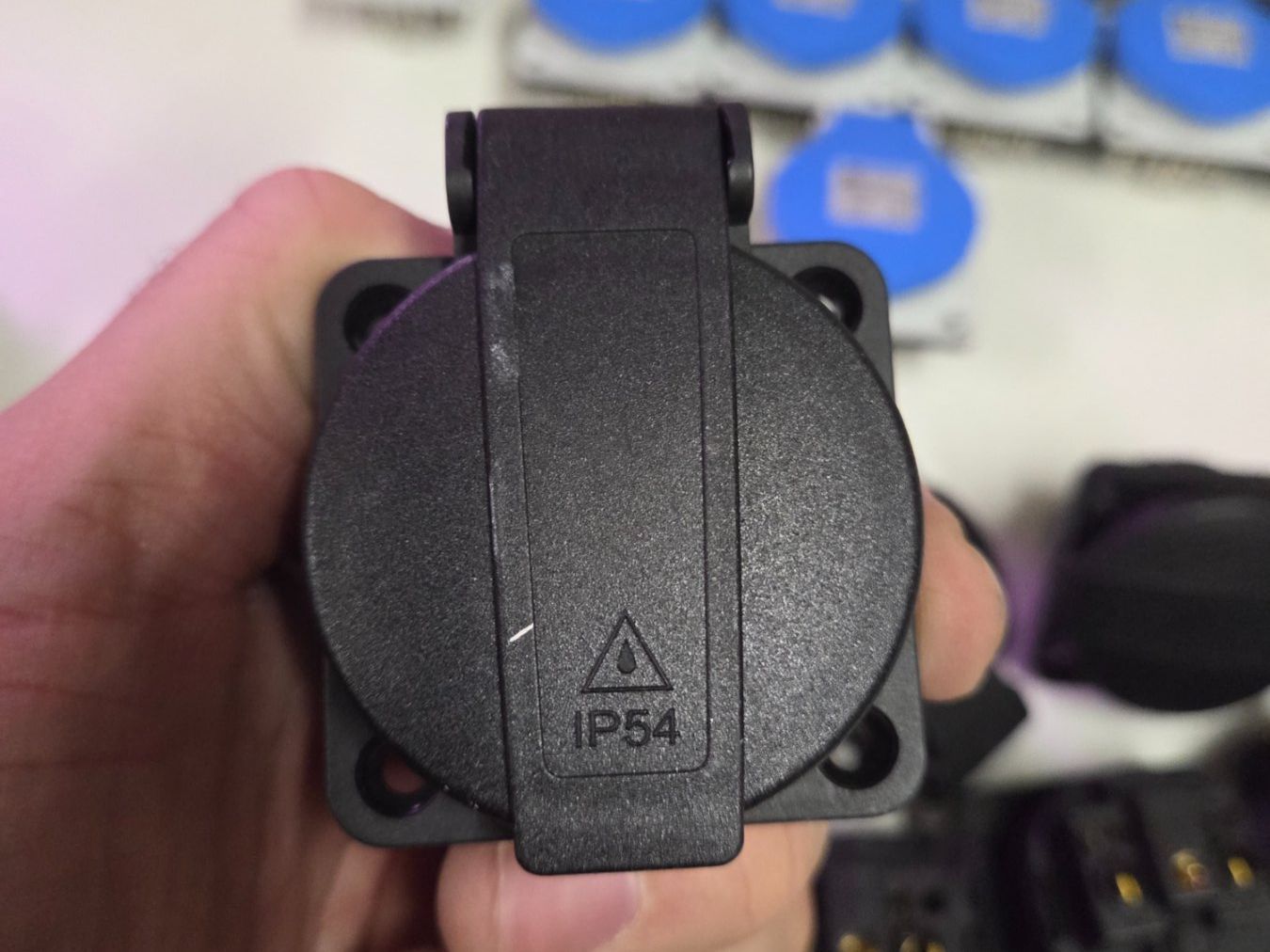 Spine: PCE Schuko Einbau Steckdose mit Klappdeckel IP54 – Nuovo (secondo la descrizione) da Zürich venduto da eymen20 1