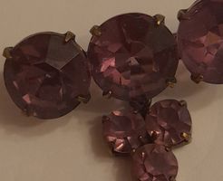 Spilla vintage con pietre viola, un tocco di eleganza