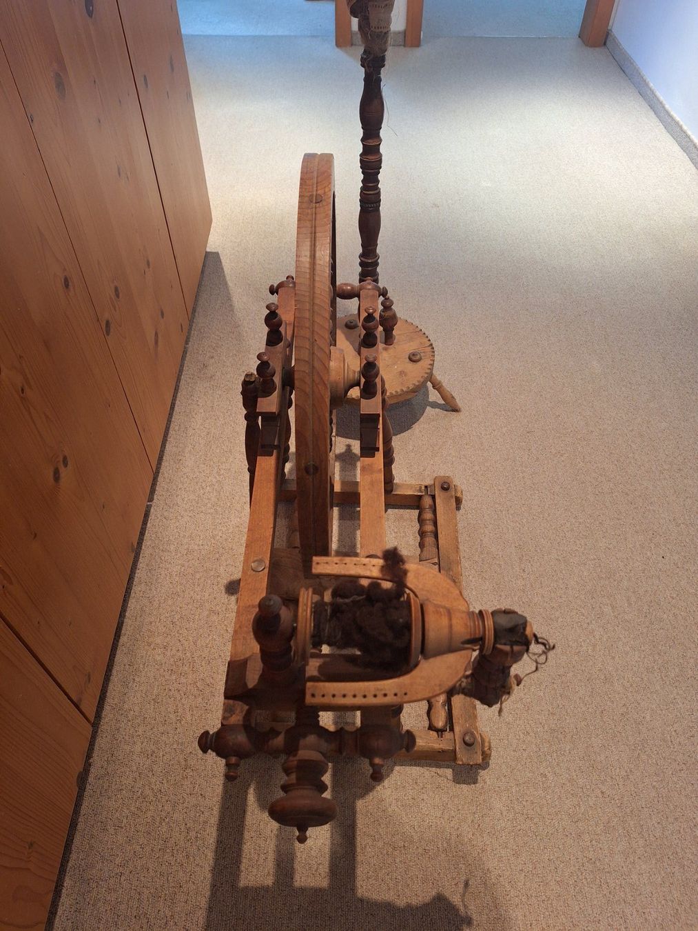 Ruote per filare: Antikes Spinnrad aus Holz – Usato da Chur venduto da Spacecat 4