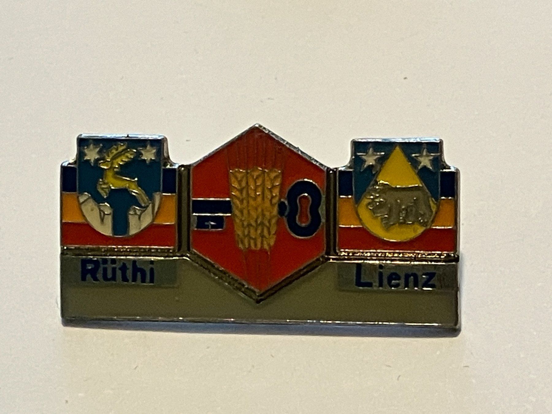 Placchette & Badge: 1 Pin Raiffeisen Rüthi Lienz – Usato da Basel venduto da djwwpp
