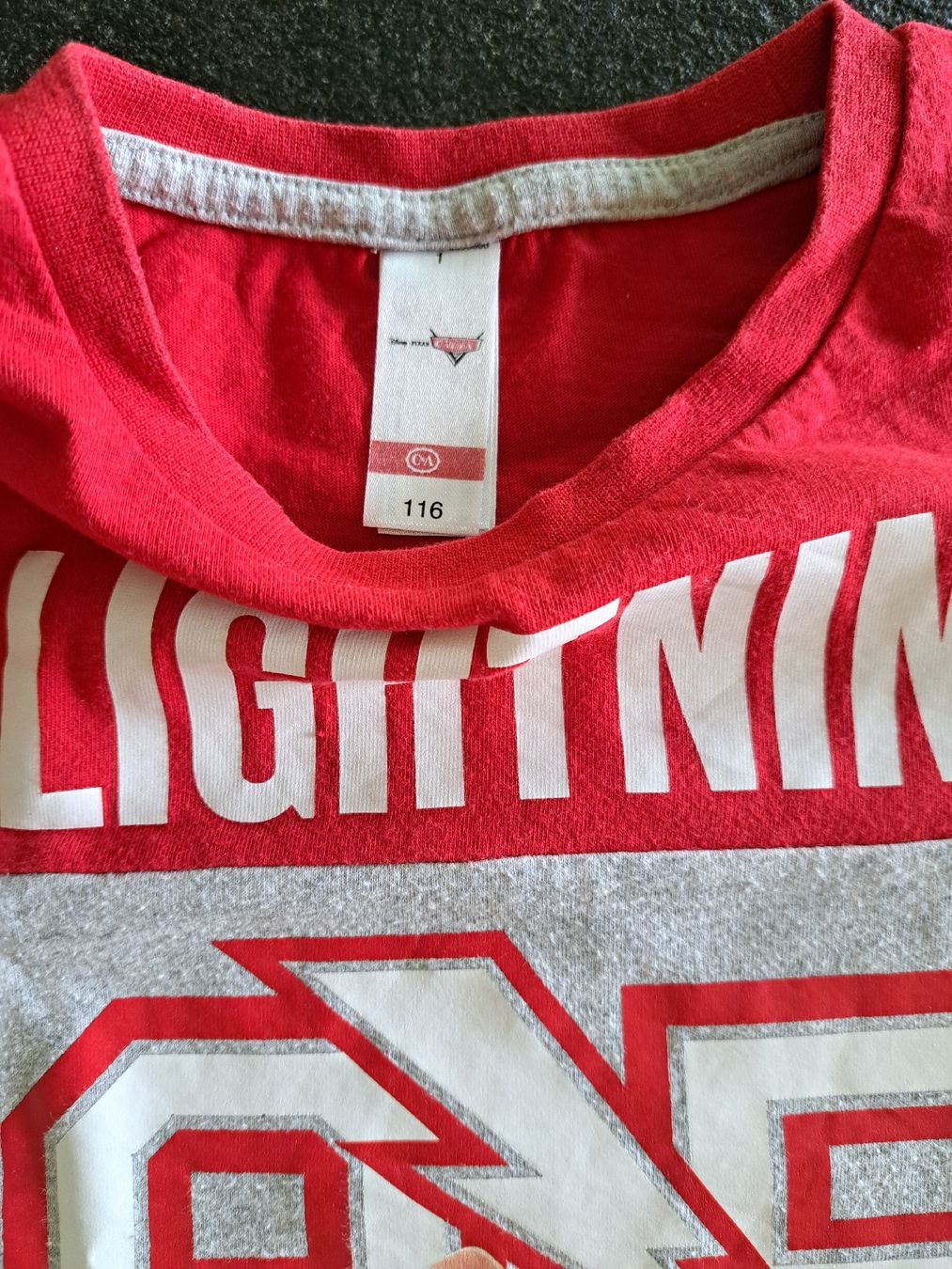C&A Hemden, T-Shirts & Polos: 2 Kinder T-Shirts Grösse 116 Lightning McQueen – Gebraucht aus Bergdietikon von Staphylococcus 2