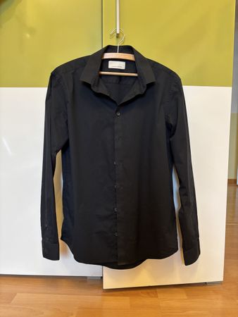 Schwarzes Herrenhemd, Grösse L- Top Zustand für den Herbst