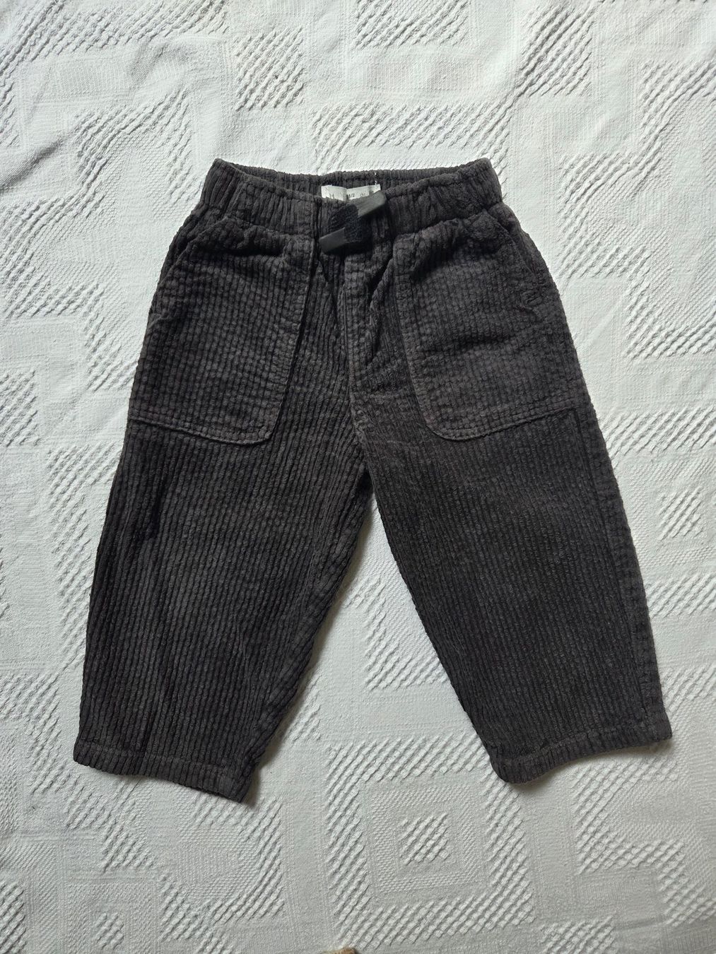 Zara Pantalons: Cord Kinder Hose Gr.86 - dunkelgrau – D'occasion à Basel par kat_69z6