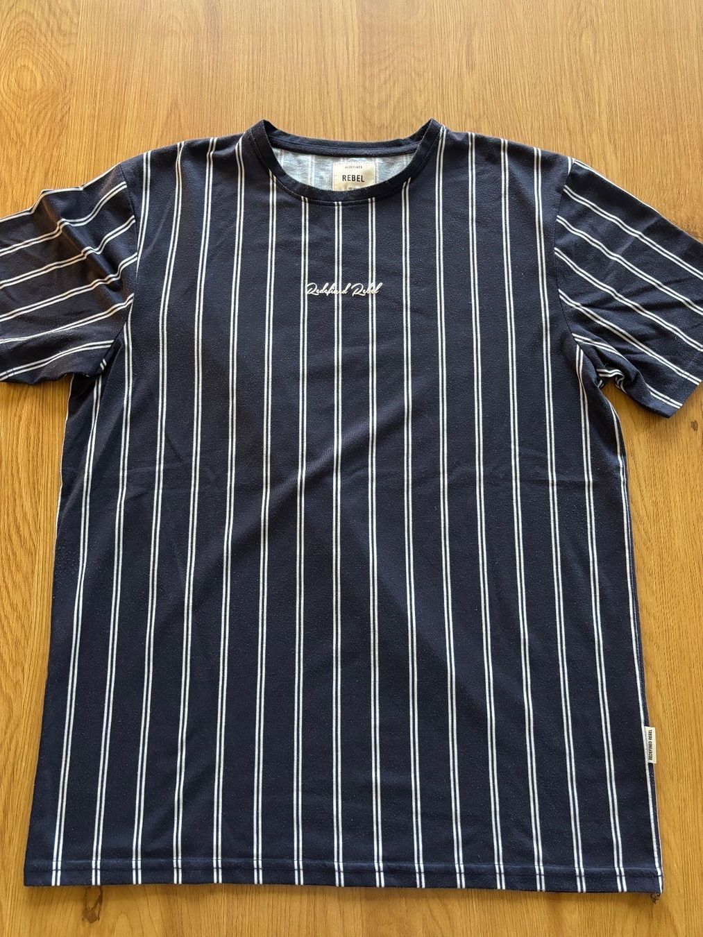 T-shirt: T-shirt Redefined Rebel – Usato da Nidau venduto da fra27 2
