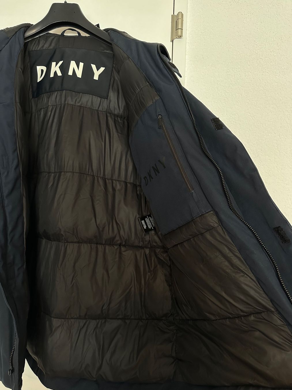 DKNY Giacche: DKNY Herren Winterjacke dunkelblau - L – Usato da Pfäffikon SZ venduto da ansyyy 5