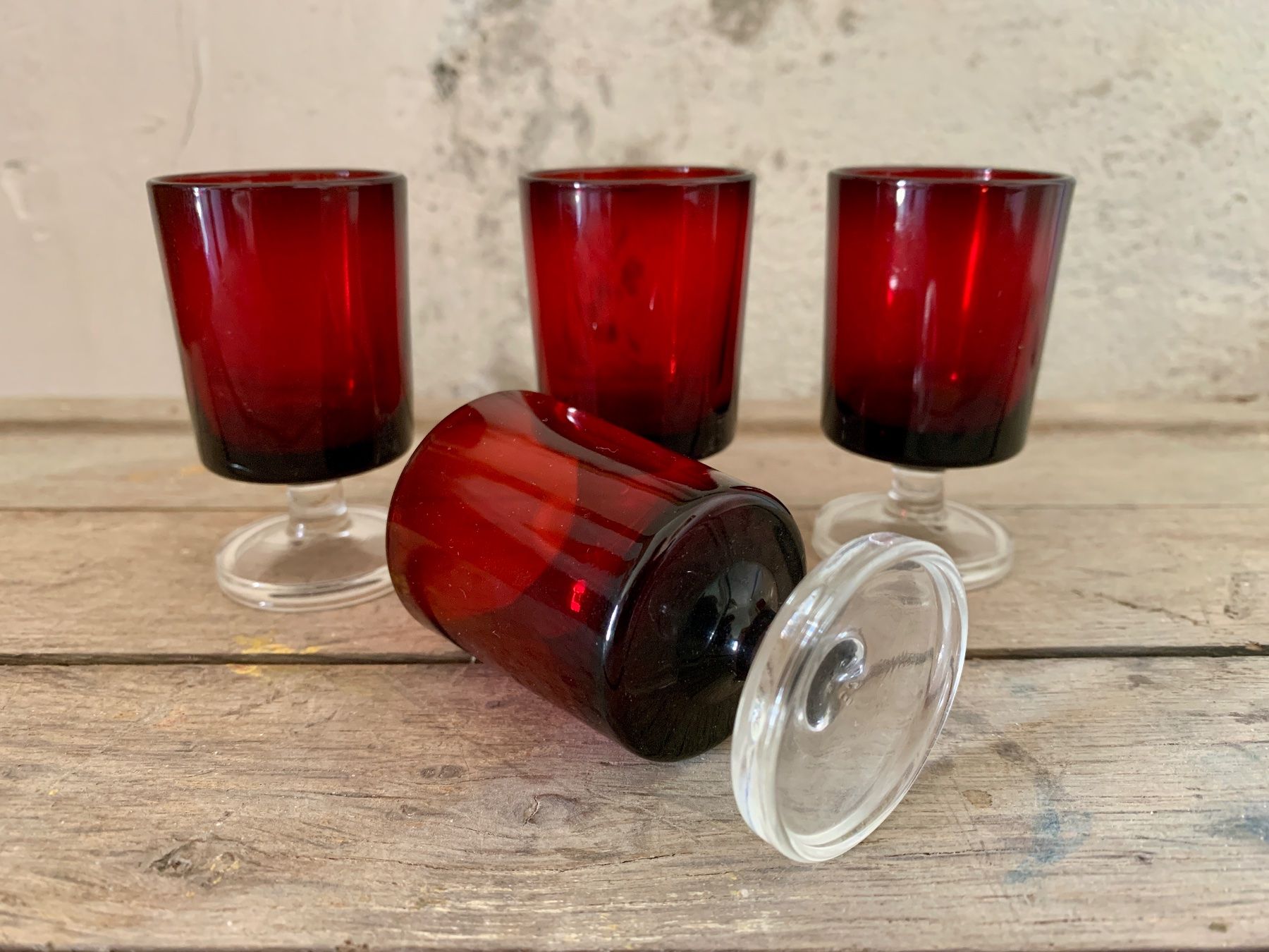 Gläser: 4 rote Vintage Schnaps- oder Likörgläser aus Frankreich – Gebraucht aus Zürich von Les_Zurichois 4
