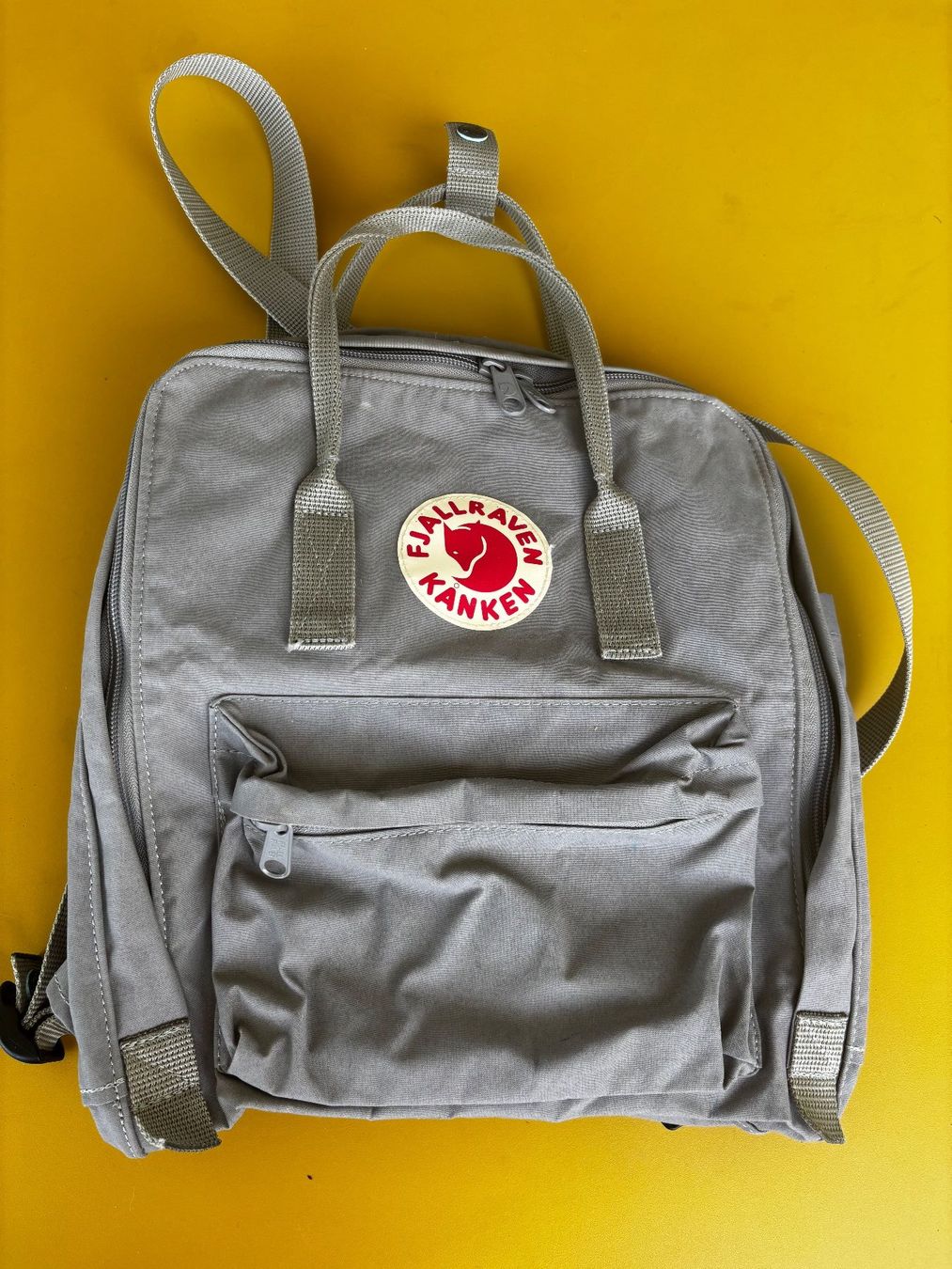 Fjällräven Zaini: FJÄLLRÄVEN grauer Rucksack – Usato da Zürich venduto da missmodernage