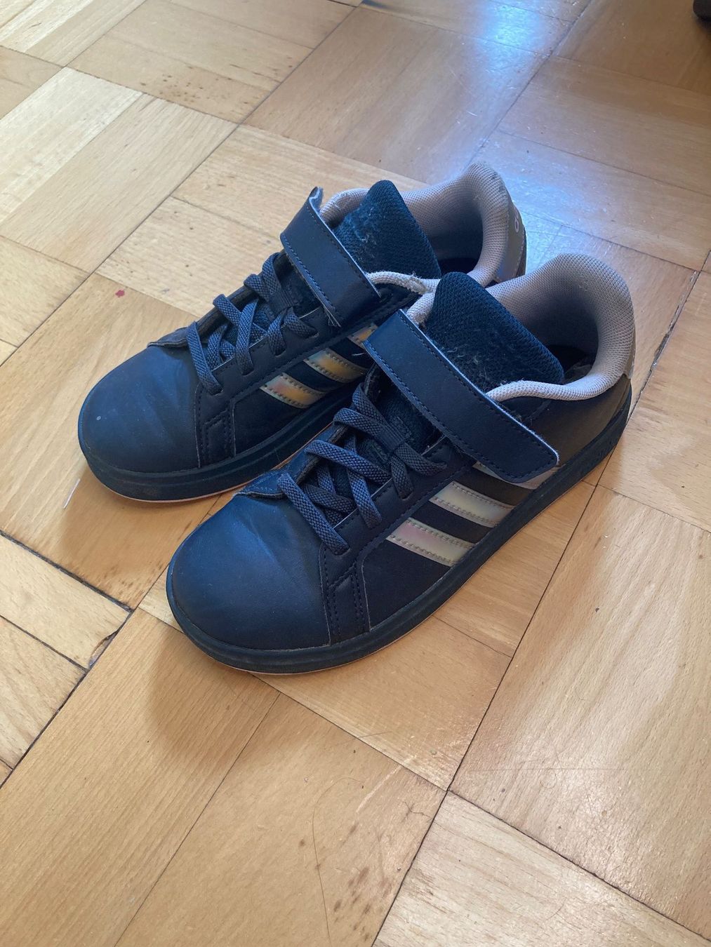 Adidas Scarpe per ragazze: Dunkelblaue Adidas Turnschuhe, Gr. 33 – Usato da Bern venduto da P-Lina