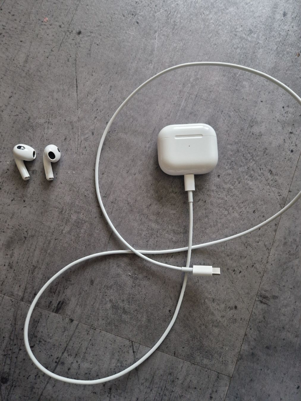 Apple Covers & Schutzfolien: Case AirPods 3. Generation - NUR CASE und Kabel – Gebraucht aus Sursee von celevanessa