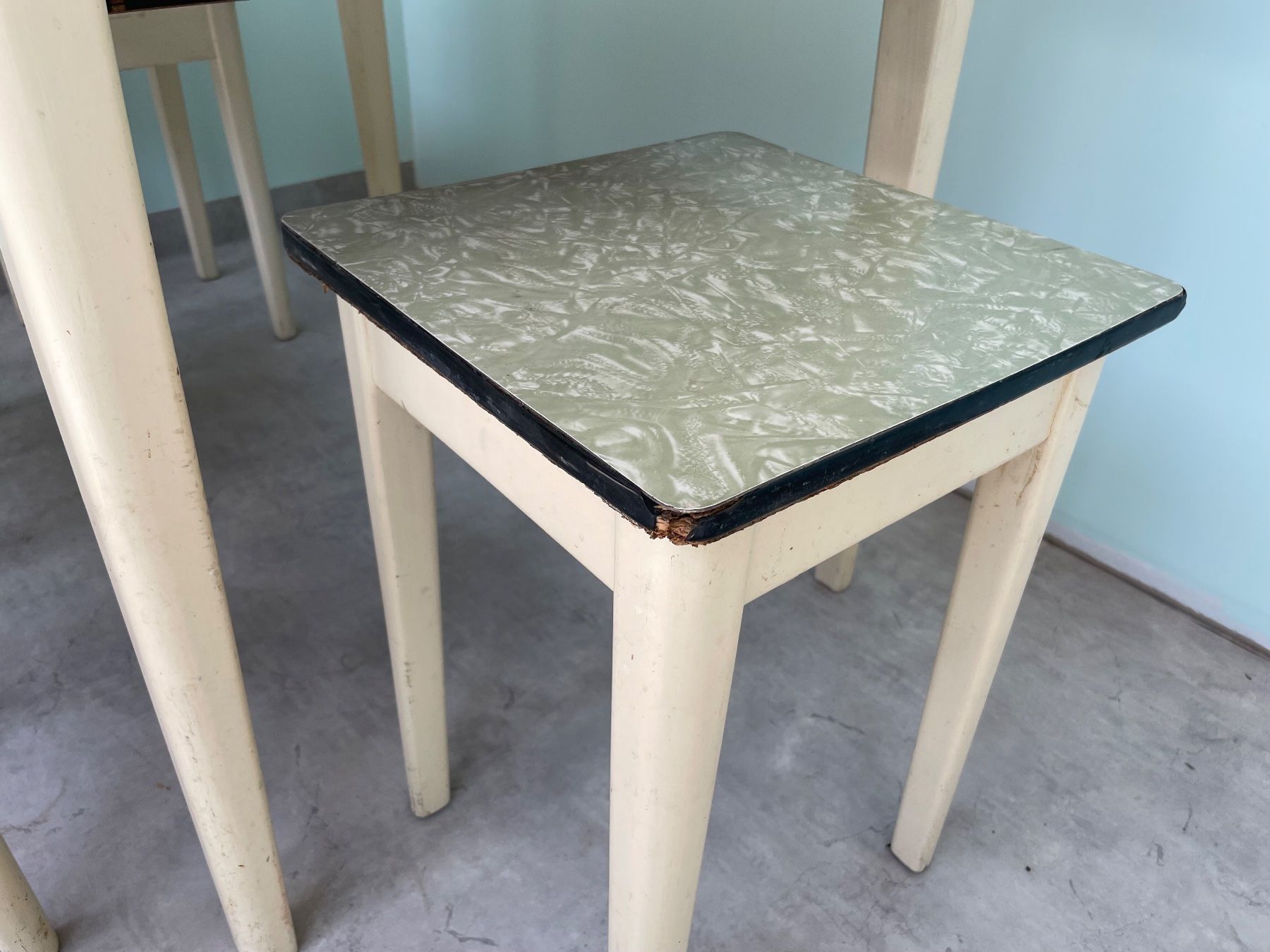 Set di tavolo e panche: Küchentisch mit 4 Taburettli 60er-Jahre – Usato da Biel/Bienne venduto da Rothar 4