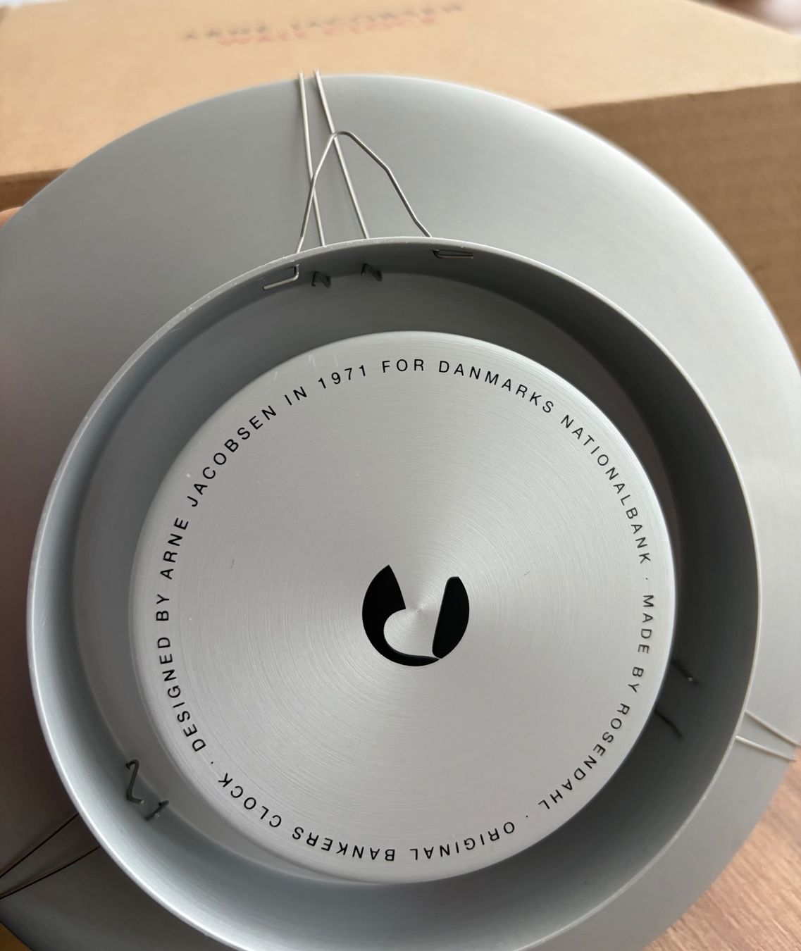 Arne Jacobsen Watches Uhren: Design Wand-Uhr Arne Jacobsen – Neu und originalverpackt aus Meilen von Sura18 3