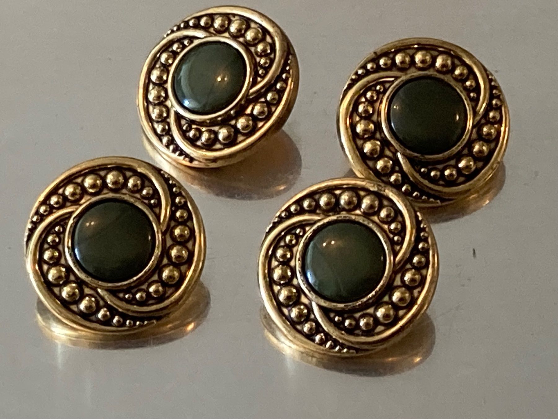 Knöpfe: 4 boutons vintage dorés – Gebraucht aus Marly von Antigona71