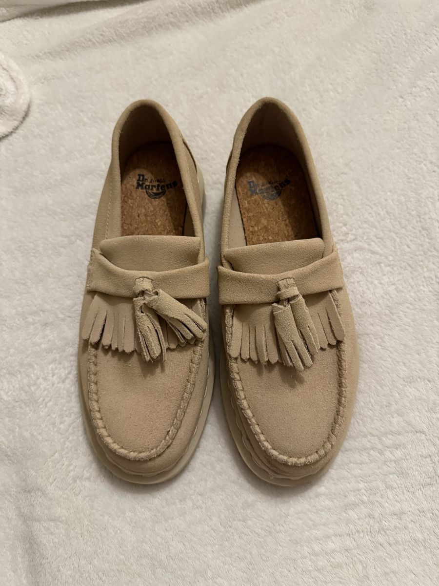 Dr. Martens Scarpe da donna: Dr. Martens Sand Wildleder Loafer – Nuovo (secondo la descrizione) da St. Moritz venduto da ari_9fcv