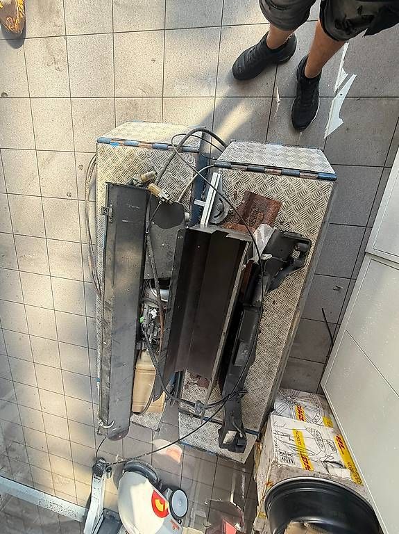 Tutti gli attrezzi: Lift ciseaux 3000 KG – Usato da Penthaz venduto da gcv_7dnp 2