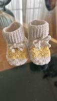 Babyschuhe handgestrickt weiss gelb Grösse Neugeborene