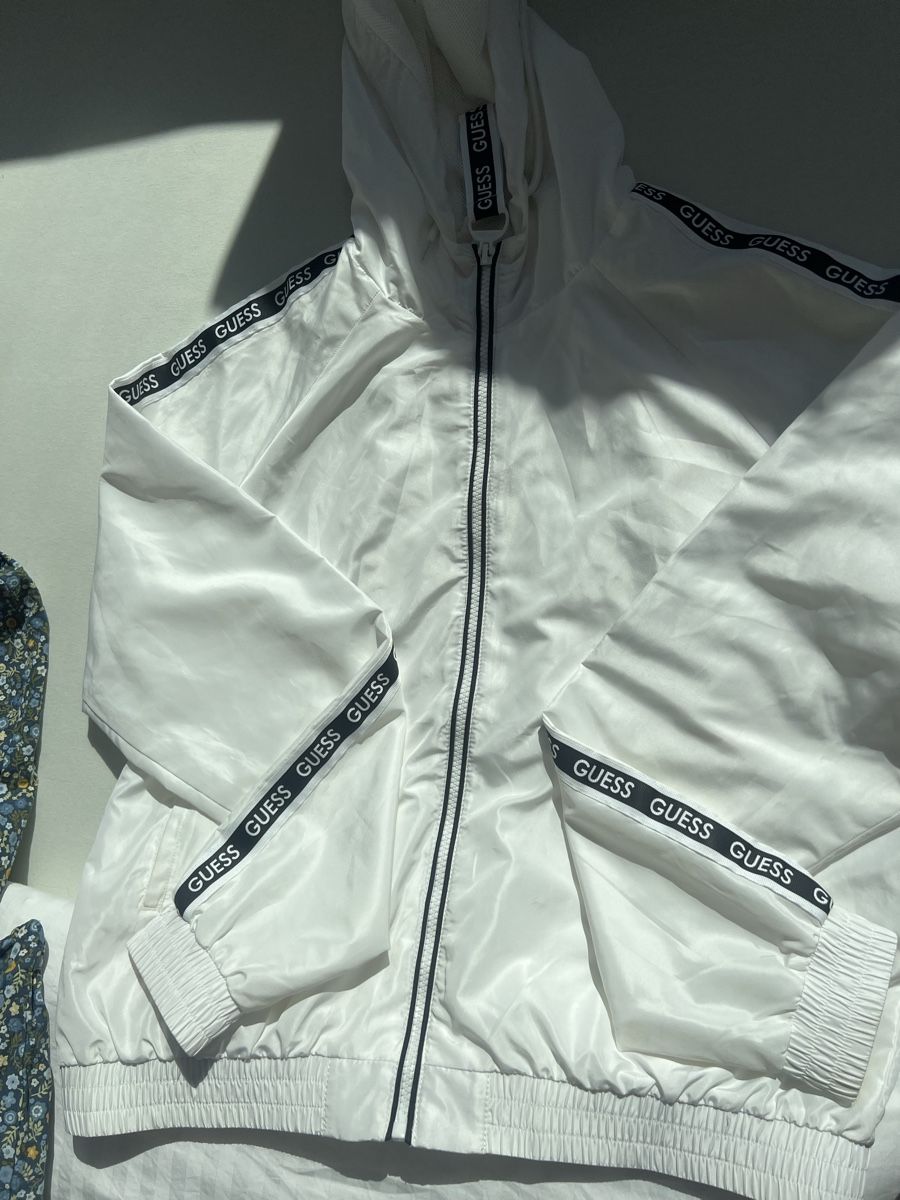 Guess Giacche: Weisse Windjacke von Guess Grösse M – Nuovo (secondo la descrizione) da Pfäffikon ZH venduto da rah_8twc 2