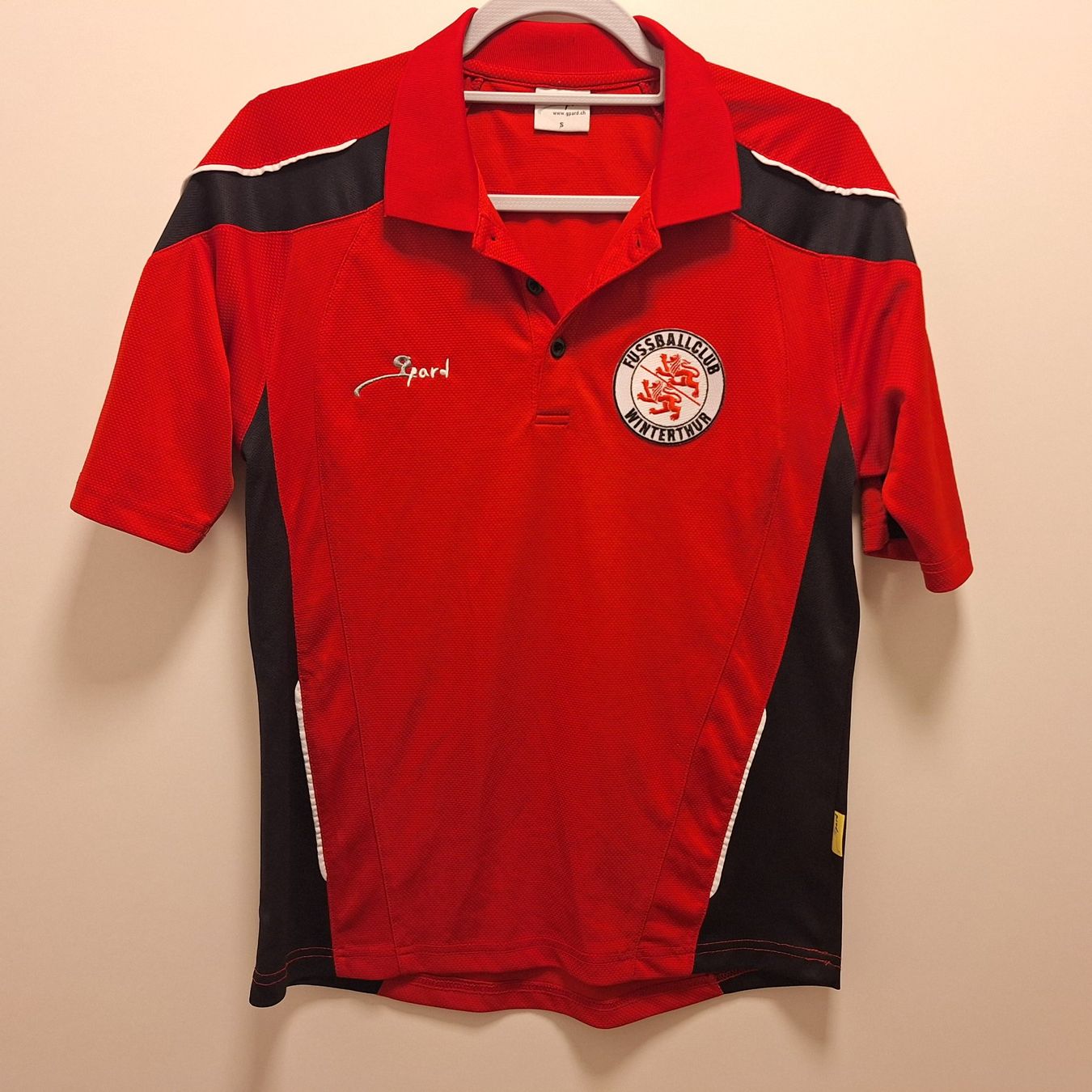 Canottiere & Pantaloni: Gpard Fc Winterthur S rotes Polo – Usato da Bellinzona venduto da LA-ropa-de-Juan