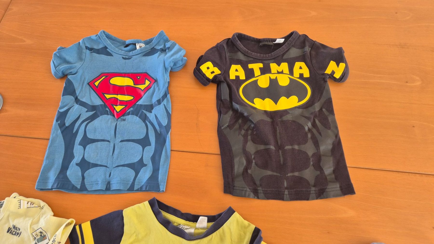 Hemden, T-Shirts & Polos: Lot de 7 T-shirts stylés, taille 98 – Gebraucht aus Goumoens-la-Ville von cfaIII 4