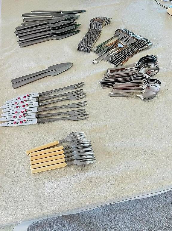 Set di posate: Diverse Besteck-Sets  GRATIS abzugeben – Usato da Uetikon am see venduto da InfiCa