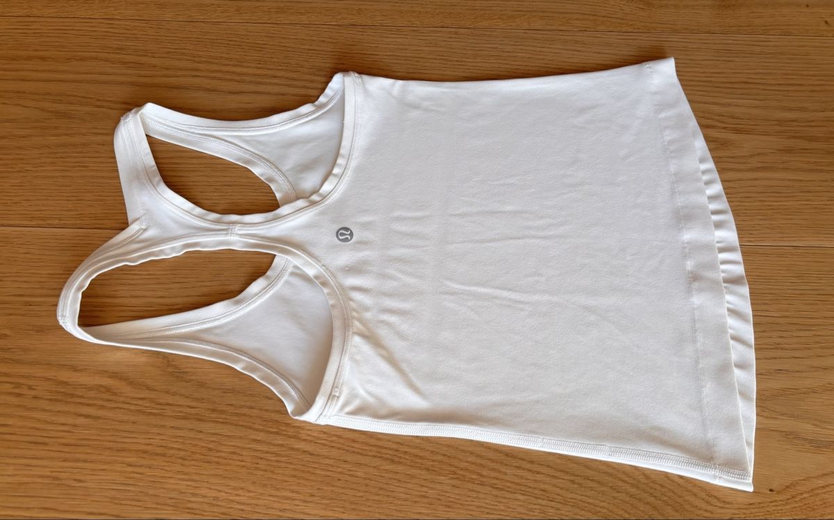 Lululemon Tops: white Lululemon top, size 0 – D'occasion à Kilchberg ZH par ben_pc68 2