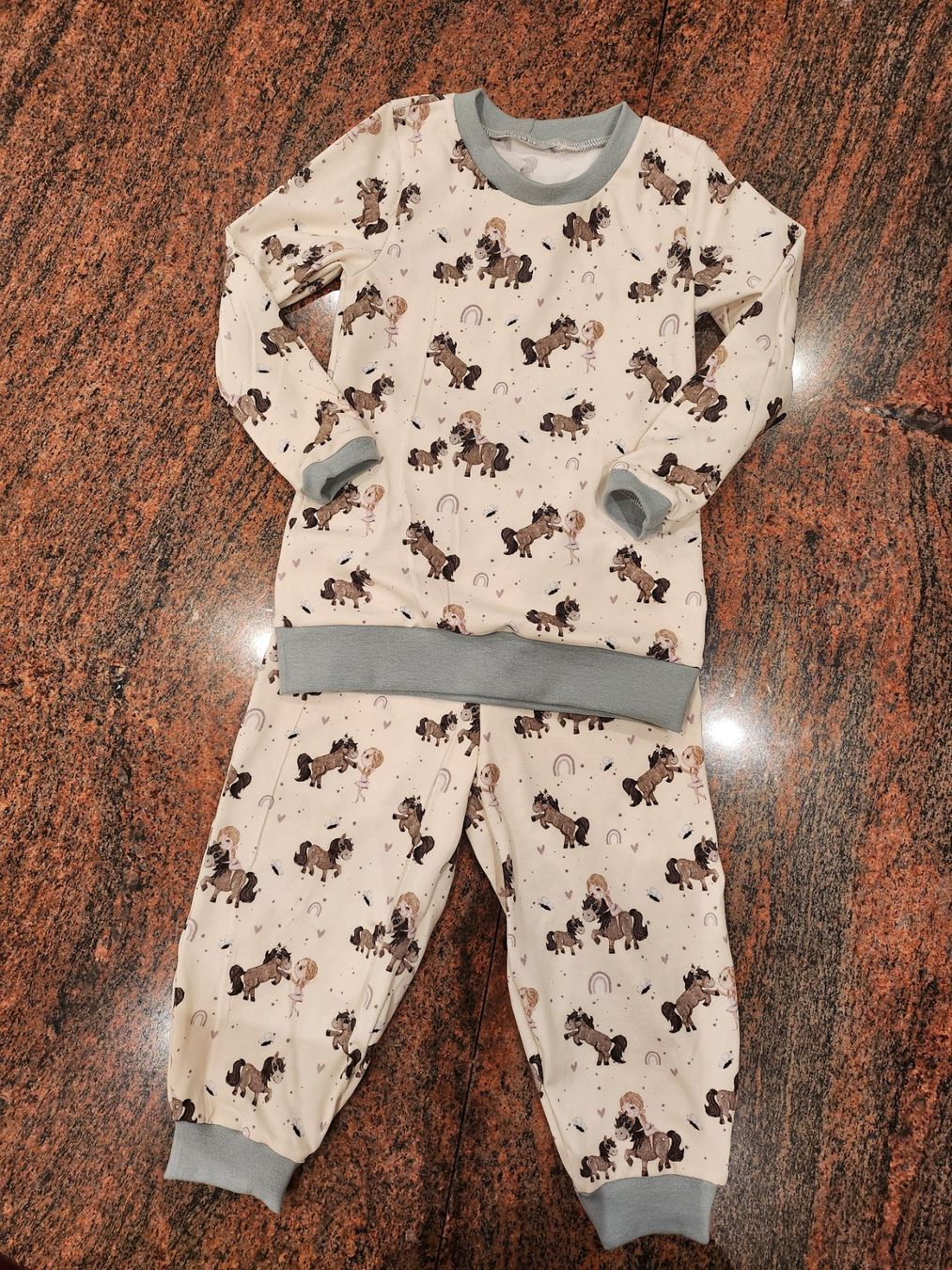 Pigiama & Simili: Pyjama mit Pferd/Regenbogen Gr. 98/104, handemade, neu – Nuovo (secondo la descrizione) da Othmarsingen venduto da pao_2xld