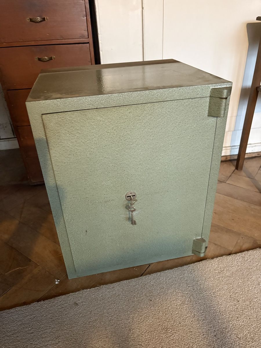 Tresor: Tresor mit 2 Schlüssel 45x50x61 cm ab 1.- – Gebraucht aus Embrach von mays
