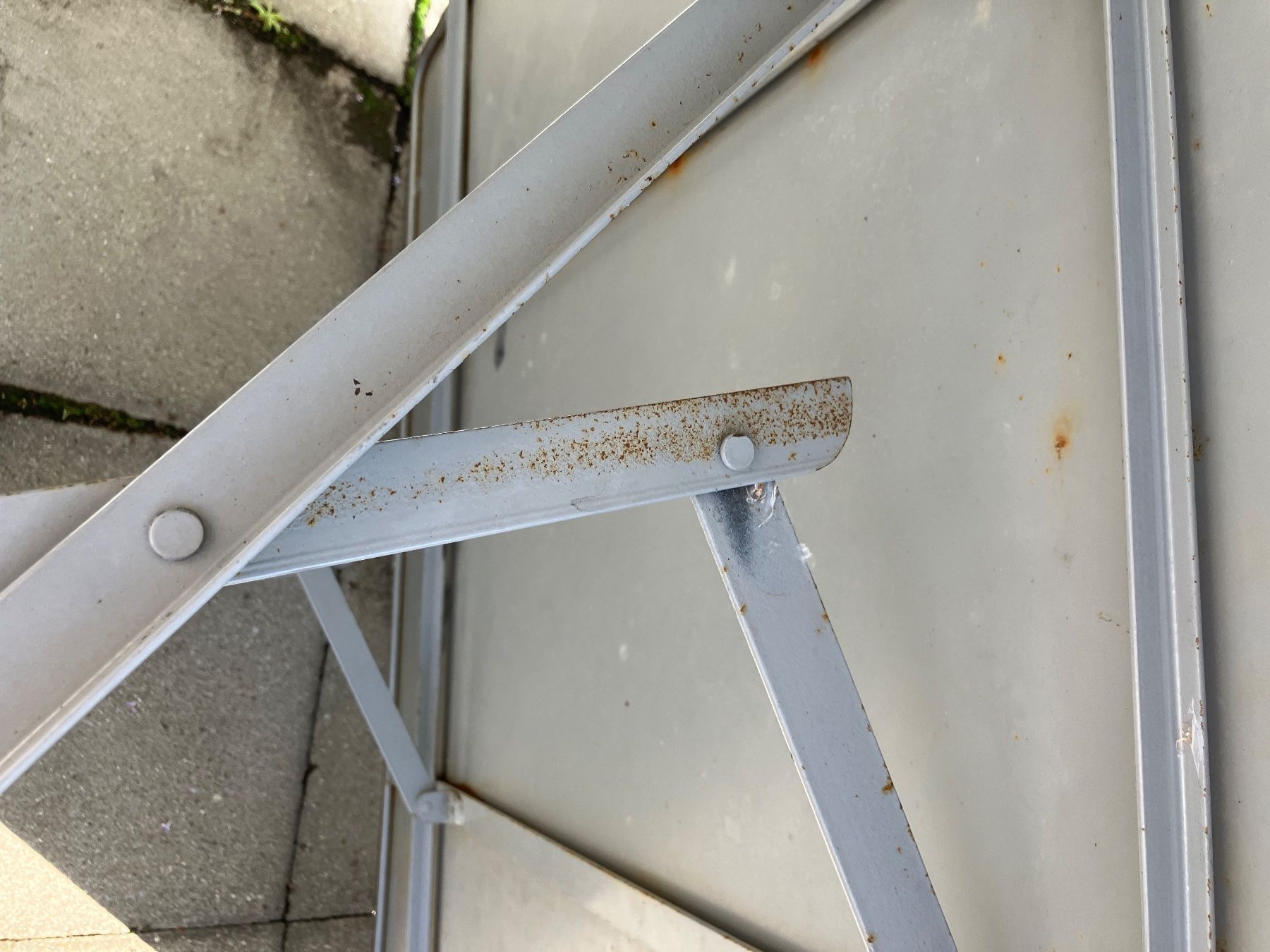 Tables: Gartentisch 127 mal 127, Metall – D'occasion à Winterthur par Seepferdchen63 2