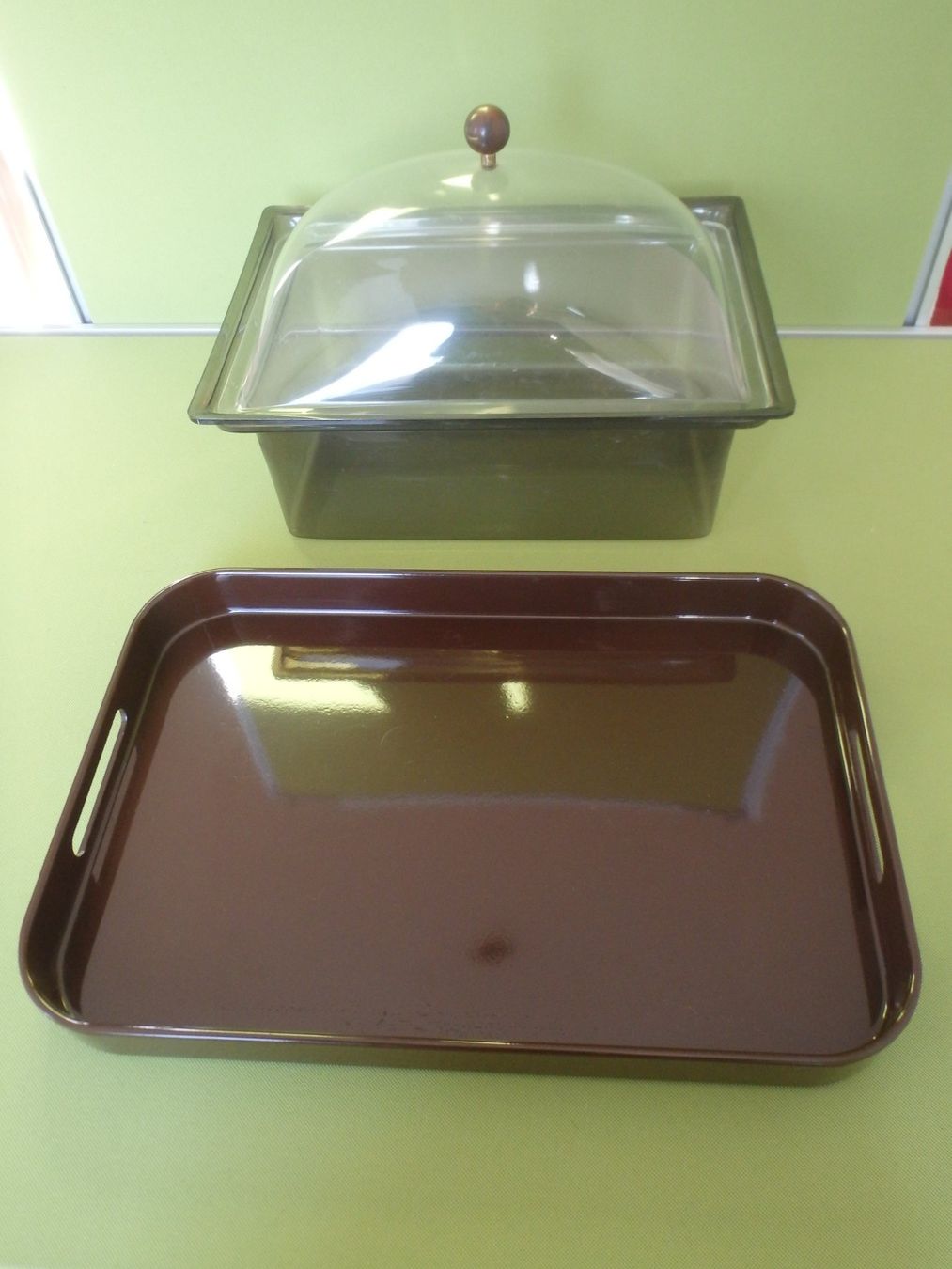 Plateaux: grosse Plexiglas Box und Bakelit Serviertablet – D'occasion à Schöfflisdorf par pullux