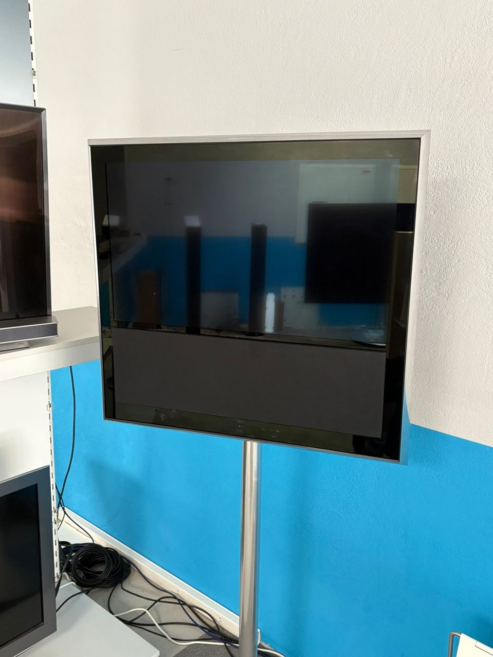 Bang & Olufsen Televisori: Beovision 10-32 auf hohem Standfuss – Usato da Hochdorf venduto da av-electronics 1