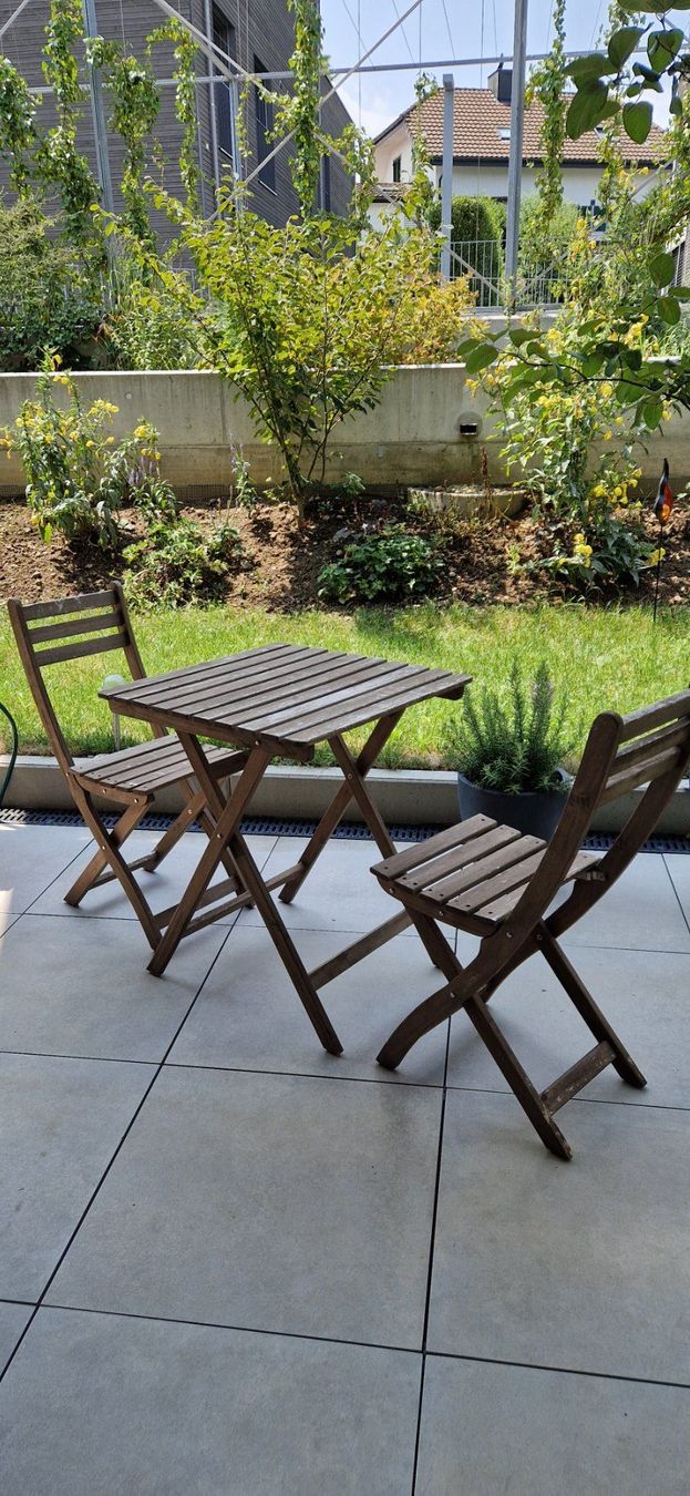 Set de table et chaises: Gartentisch mit zwei Stühlen Holz klappbar – D'occasion à Niederwil AG par fab_cmk7
