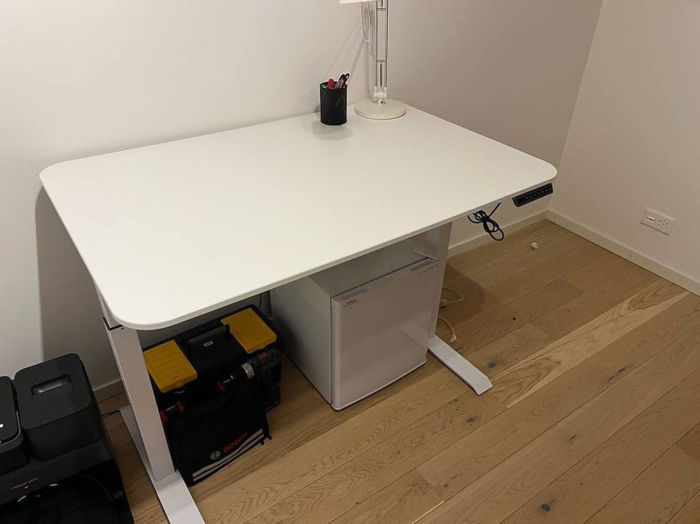 Scrivanie: Bureau électrique debout/assis plateau et pied blanc – Usato da Aubonne venduto da eri_q5vm