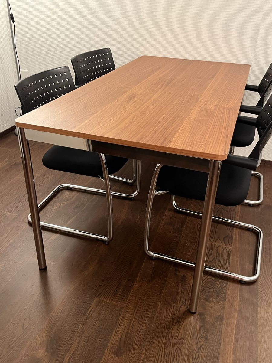 Schreibtische: Bürotisch chrom mit Holzplatte – Gebraucht aus Stäfa von Wasinger 1
