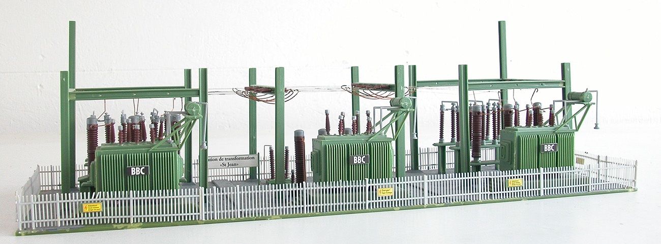Modellini di ferrovie: BBC Transformator-Anlage zu Spur H0 – Usato da Oberwil BL venduto da Klang