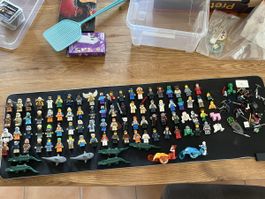 Über 80 Lego Figuren und Zubehör 