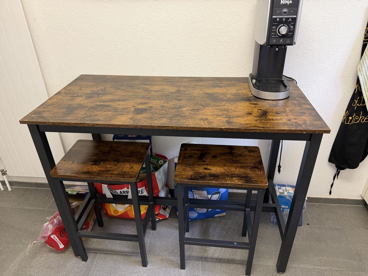 Allestimento di negozi e stand fieristici: Bartisch mit Hocker – Usato da Suhr venduto da sergio.cantoni 3